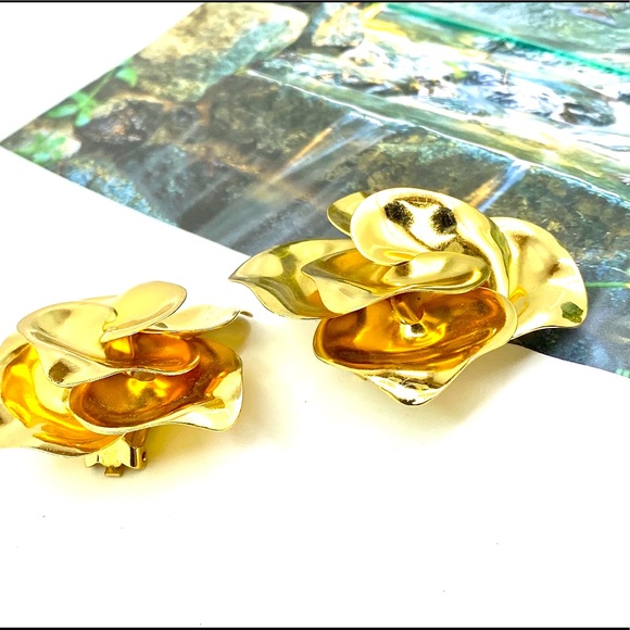 Christian Dior Oversized Gold-t Rose Clip Earrings - Picture 3 of 6